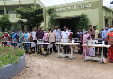 Tailoring-machine-to-poor-women-SHG-members-in-Pudukottai-dist